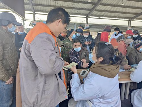 為務工人員進行健康評估 嶗山區(qū)社區(qū)衛(wèi)生服務中心開展節(jié)后健康教育咨詢活動